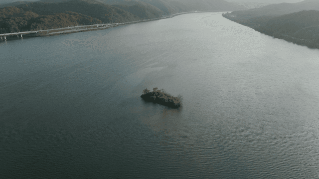 작은 섬이 있는 고요한 강