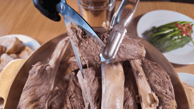 Scissor-cut beef short rib hot pot