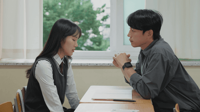 상담 중인 여학생과 선생님