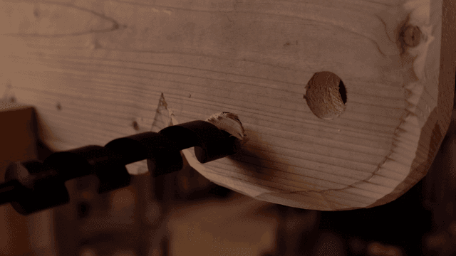 나무 판자에 구멍을 뚫는 모습
