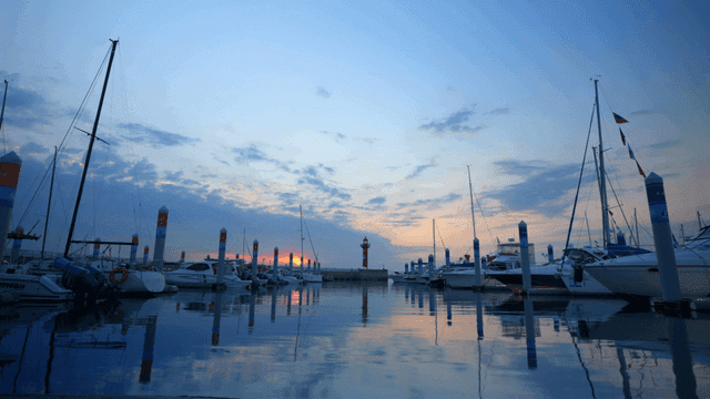 일몰에 요트가 있는 마리나