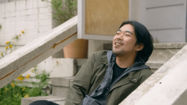 입구 계단에 앉아 있는 남자