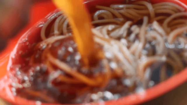 메밀면이 들어있는 그릇에 붓는 육수