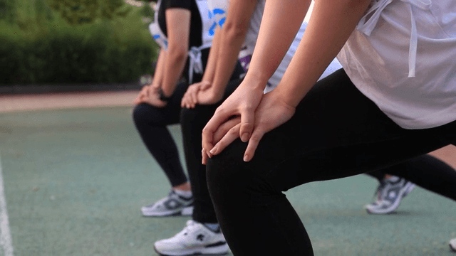 야외에서 스트레칭하는 사람들