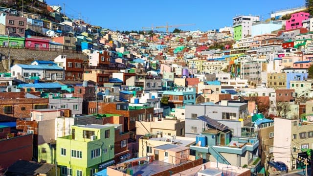 다채로운 주택 건물들이 위치한 감천문화마을의 낮부터 밤까지의 풍경