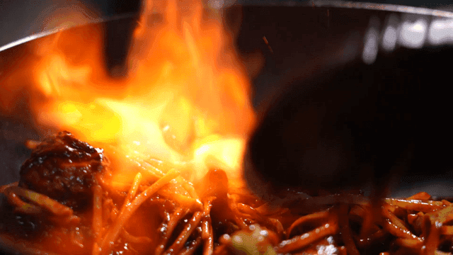 Spicy stir-fried pufferfish bulgogi cooked with flames