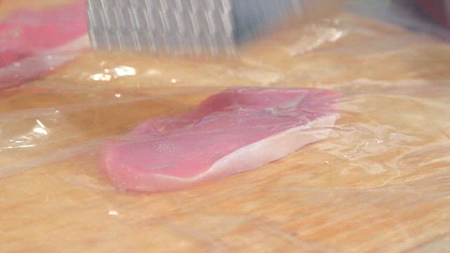 고기를 망치로 두드리는 장면