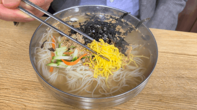 계란 지단 고명이 올라간 따뜻한 잔치국수
