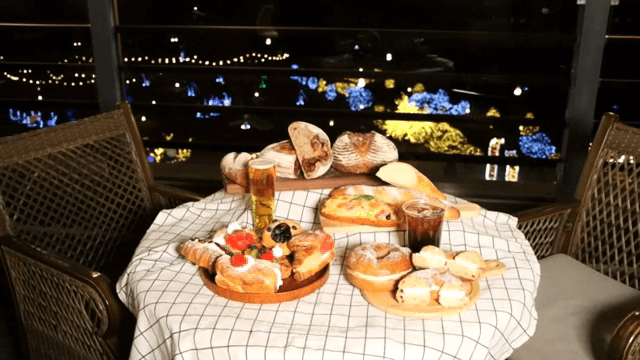 다양한 빵과 음료가 있는 테이블