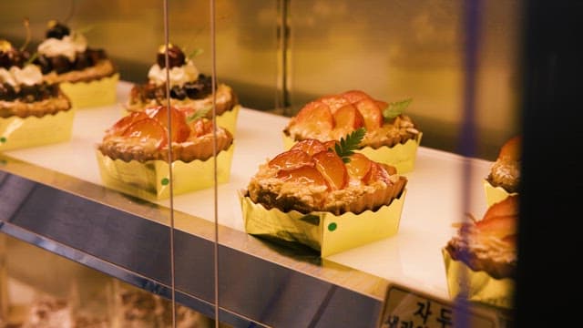 베이커리에 진열된 맛있는 과일 타르트