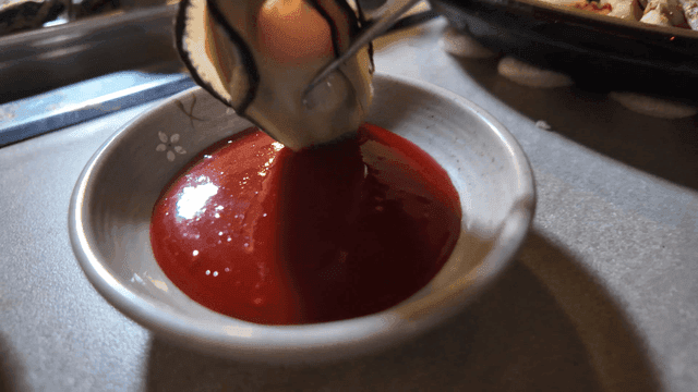 Steamed oysters dipped in sweet and sour pepper sauce