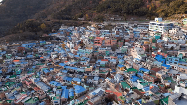 다채로운 언덕 마을과 밀집한 주택