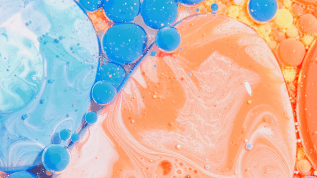 혼합 액체 속 다채로운 버블들