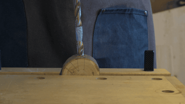 드릴을 사용한 목공 작업하는 공예가