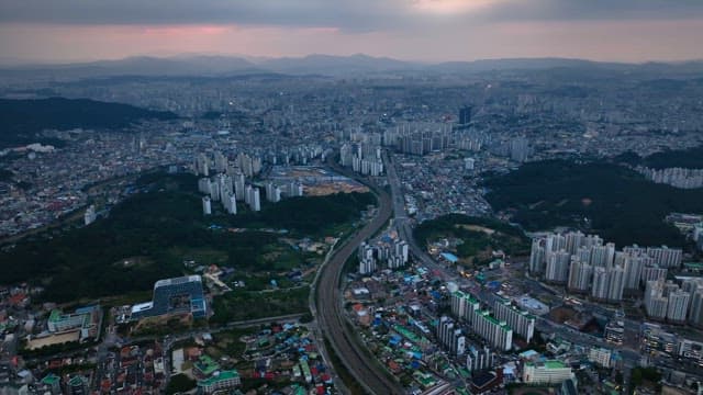 해질녘의 광활한 도시 풍경