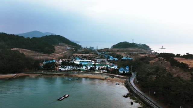 황혼에 고요한 물가의 해안 마을