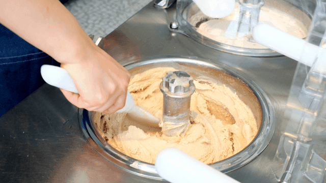 젤라또를 퍼내는 사람