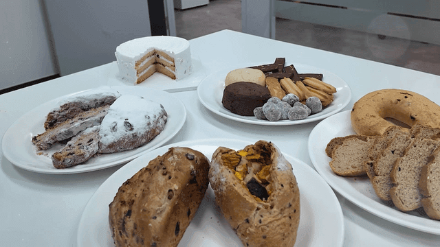 테이블 위에 진열된 다양한 디저트들