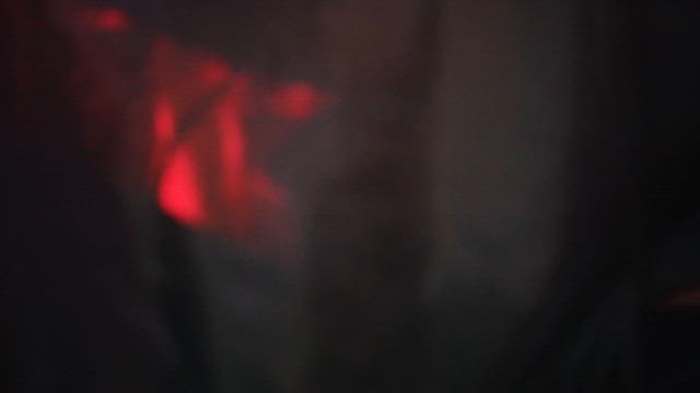 다음 음악을 틀기 위해 레코드를 고르는 DJ