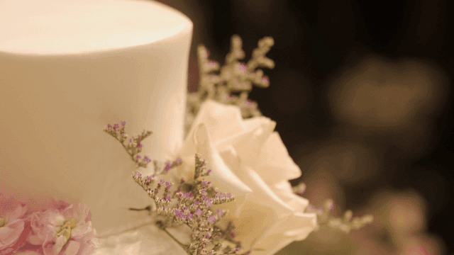 신선한 꽃으로 장식된 우아한 결혼식 케이크