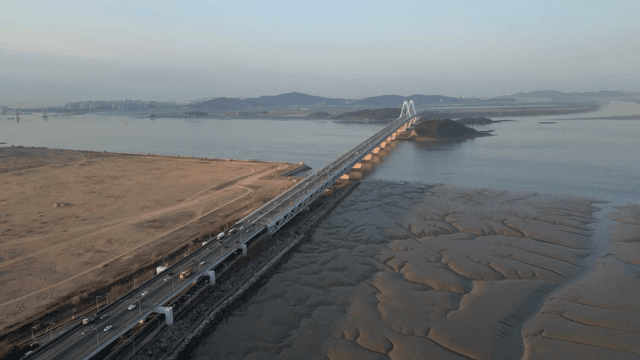 바다를 가로지르는 도로와 광활한 들 풍경