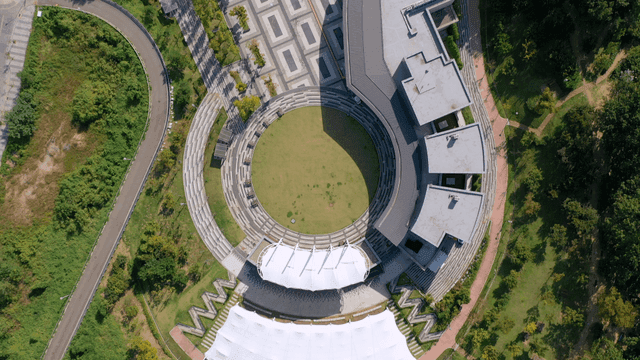 녹지로 둘러싸인 현대식 건물