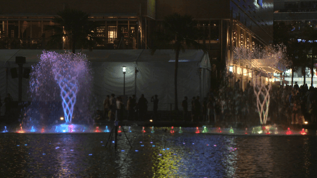 도시의 밤에 펼쳐진 화려한 분수 쇼