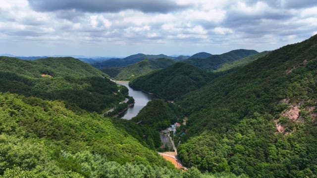 광활한 산의 경치