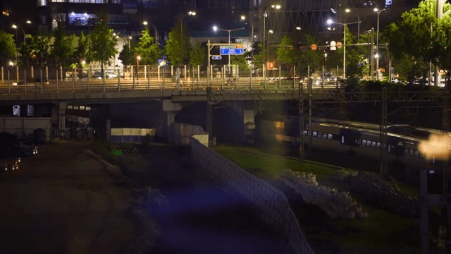 다리 아래를 지나가는 기차의 야경