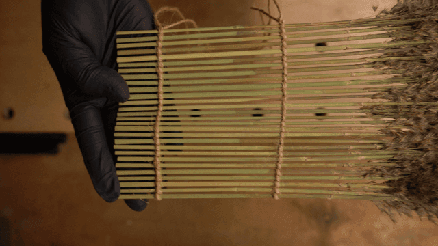 테이블 위에서 갈대로 공예하는 손
