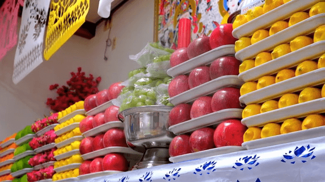 제단에 진열된 다양한 과일