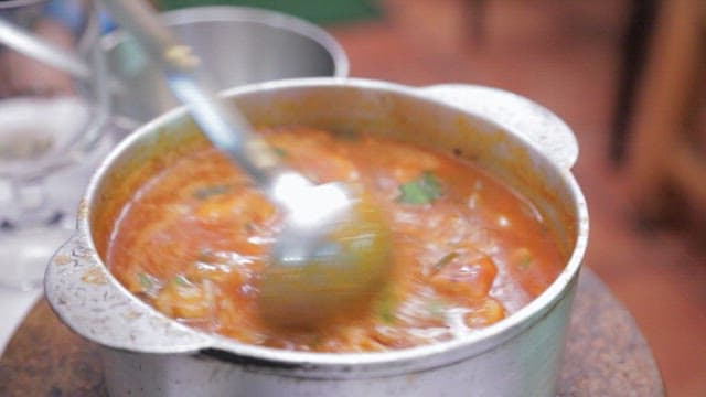 금속 냄비에 담긴 푸짐한 문어 스튜