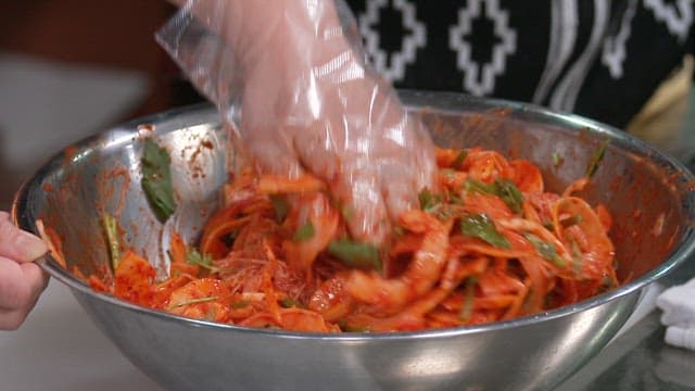 빨갛고 매콤한 소스와 비벼지는 신선한 참외 비빔국수