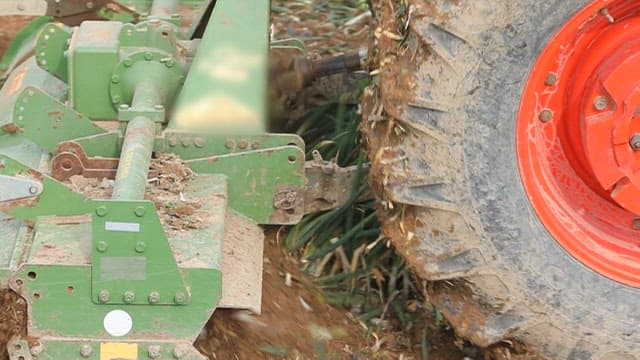 파밭을 가는 트랙터