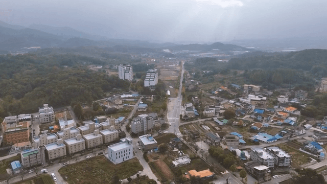 산으로 둘러싸인 작은 마을