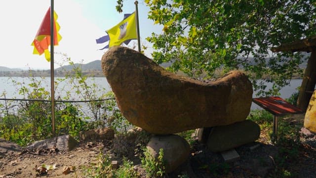 나무와 녹지로 둘러싸인 바위탑