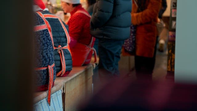 시장에 겨울 옷을 입은 사람들