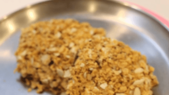 견과류를 묻혀 케이크 장식하기