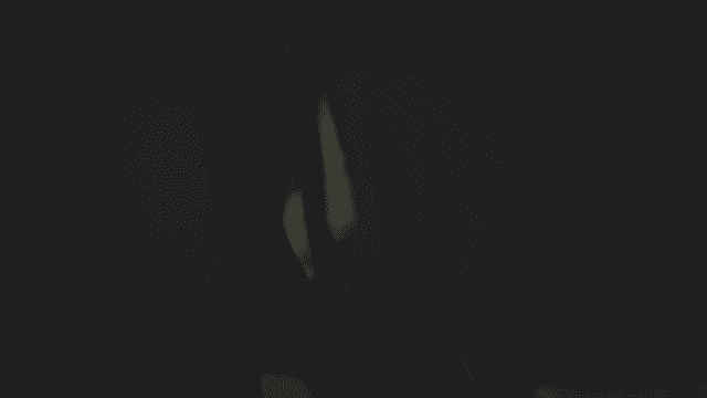 어두운 독서실에서 가방을 싸는 사람