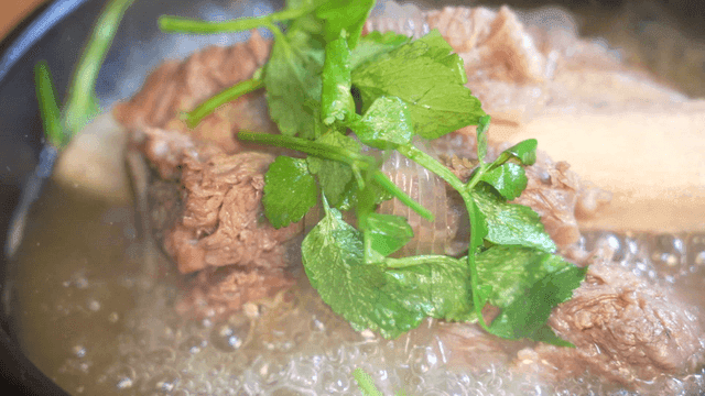 Boiling galbitang with fresh vegetables