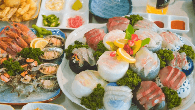 다양한 신선한 해산물 요리가 있는 테이블