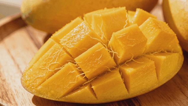 나무 접시에 놓인 신선한 망고