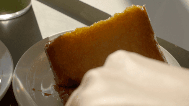 접시에 놓인 허니 브레드 자르기 나이프와 포크