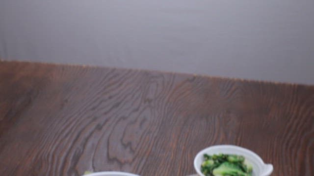 테이블 위에 채소와 계란이 올라간 비빔밥