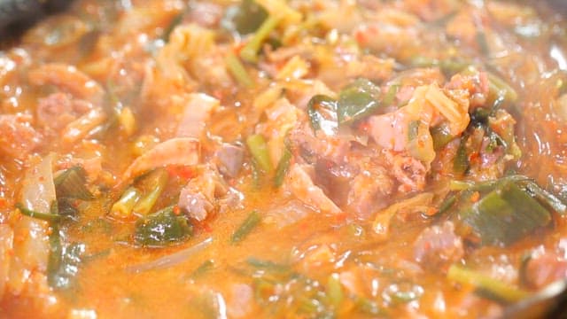 곱창전골을 숟가락으로 들어올리는 모습