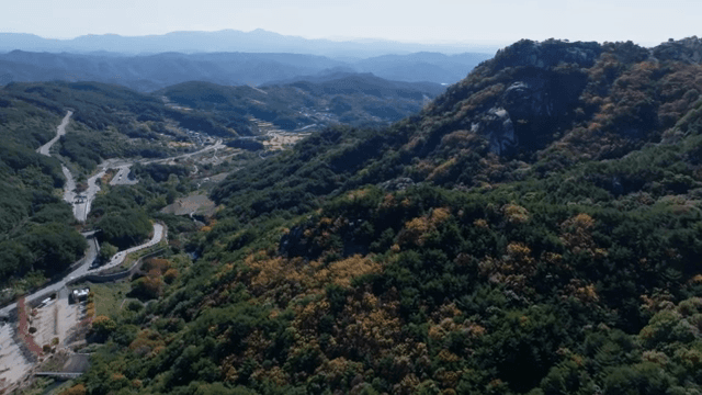 구불구불한 도로가 있는 광활한 산 풍경