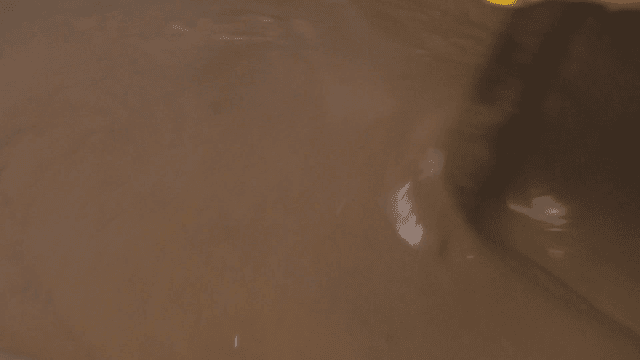 냄비에서 끓는 진한 갈색 소스