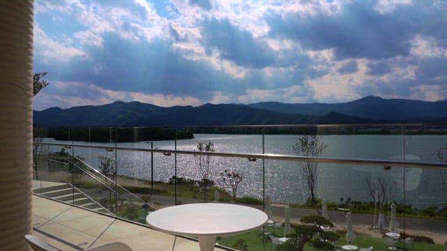 구름 사이로 햇빛이 비치는 강가