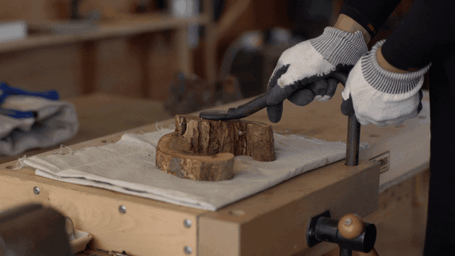 작업대에서의 목공 작업