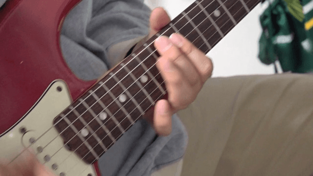 실내에서 일렉 기타 연주